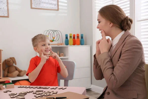 Terapeuta da fala trabalhando com menino no escritório — Fotografia de Stock