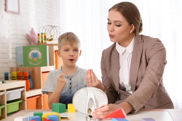 Terapeuta da fala trabalhando com menino no escritório — Fotografia de Stock