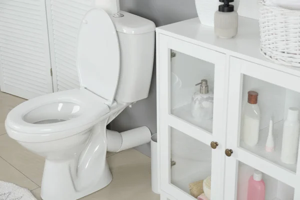 Modern Banyo Içinde Şık Bir Klozet — Stok fotoğraf