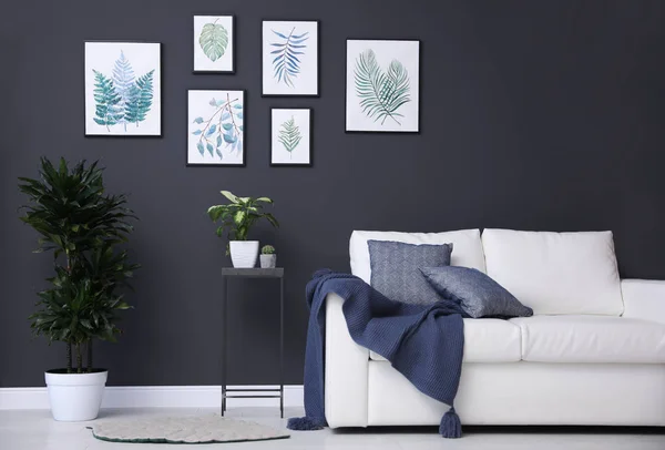 Belas pinturas de folhas na parede preta na sala de estar inter — Fotografia de Stock