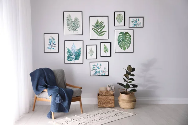Belles peintures de feuilles tropicales sur mur blanc dans la vie r — Photo