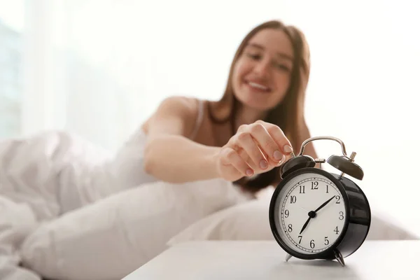 Genç Bir Kadın Sabahları Evdeki Çalar Saati Kapatıyor Eline Odaklanıyor — Stok fotoğraf