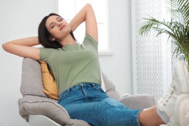 Genç bayan evde dinleniyor. Huzur içinde yat.