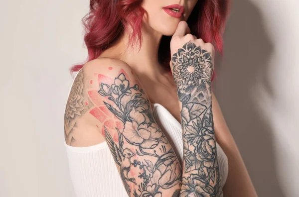 Hermosa Mujer Con Tatuajes Cuerpo Contra Fondo Claro Primer Plano — Foto de Stock