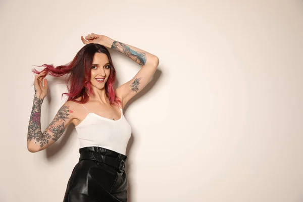 Mulher Bonita Com Tatuagens Nos Braços Contra Fundo Claro Espaço — Fotografia de Stock