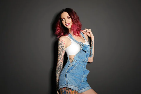 Vacker Kvinna Med Tatueringar Kroppen Mot Svart Bakgrund — Stockfoto