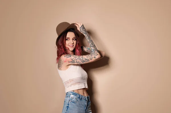 Belle Femme Avec Des Tatouages Sur Corps Sur Fond Beige — Photo