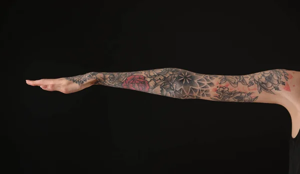 Mujer Con Tatuajes Coloridos Brazo Contra Fondo Negro Primer Plano —  Fotos de Stock