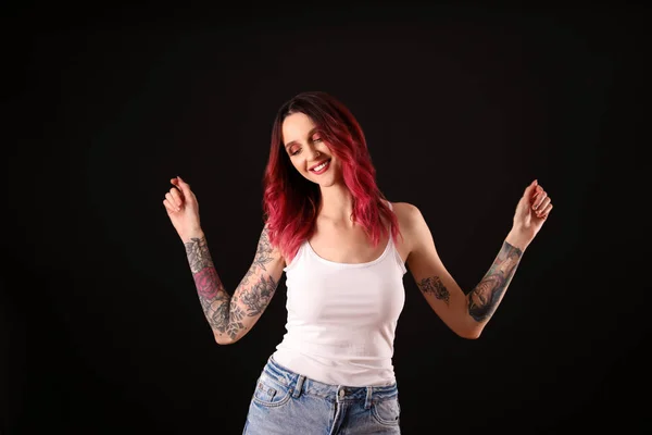 Mulher Bonita Com Tatuagens Nos Braços Contra Fundo Preto — Fotografia de Stock