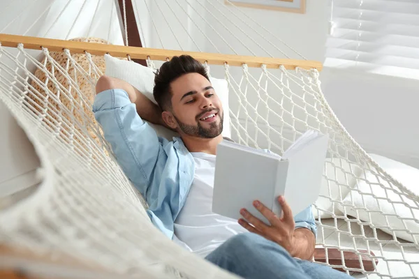 Junger Mann Liest Buch Hängematte Hause — Stockfoto