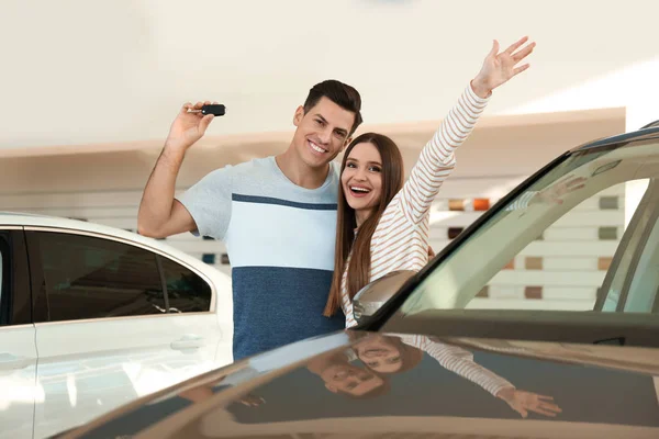 Couple Heureux Avec Clé Voiture Dans Concessionnaire Automobile Moderne — Photo