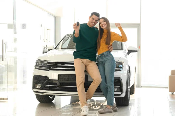Gelukkig Paar Met Autosleutel Moderne Auto Dealer — Stockfoto