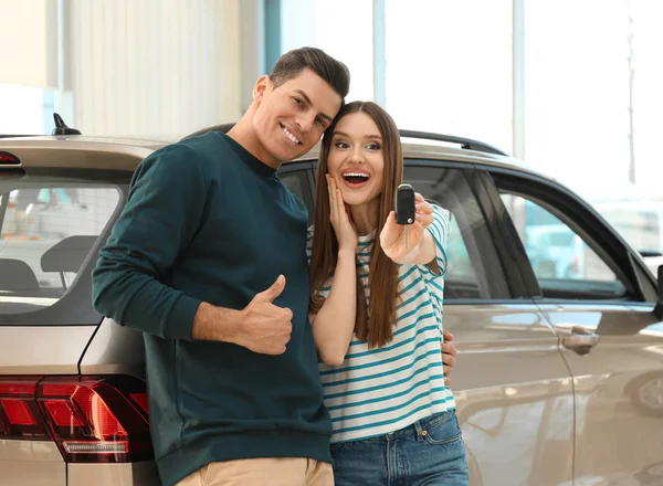 Casal Feliz Com Chave Carro Concessionária Automóvel Moderna — Fotografia de Stock