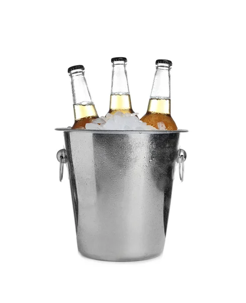 Cerveza en cubo de metal con hielo aislado en blanco — Foto de Stock