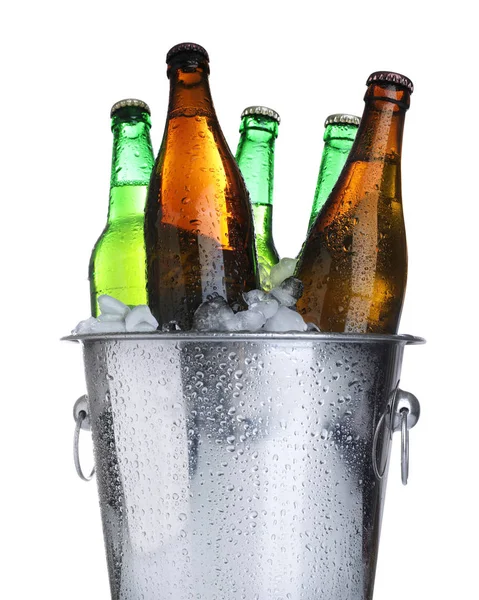 Bier in metalen emmer met ijs geïsoleerd op wit — Stockfoto