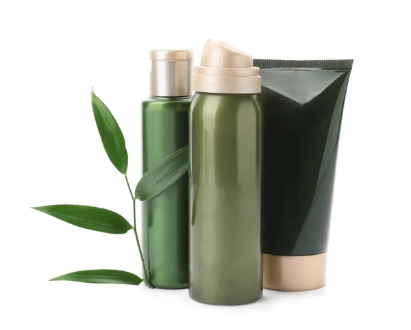 Productos cosméticos y plantas aisladas en blanco — Foto de Stock