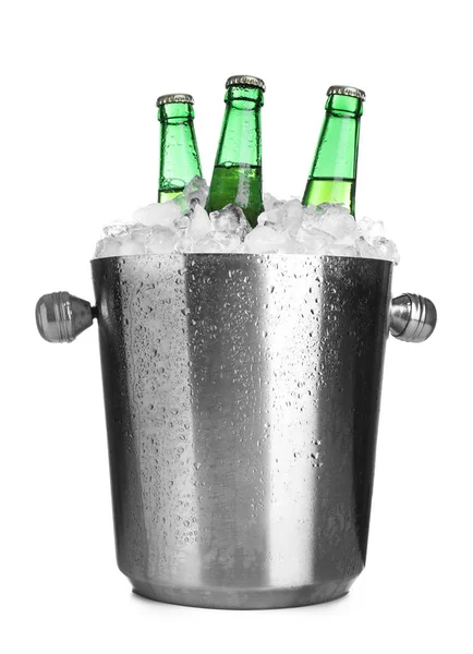 Cerveja em balde de metal com gelo isolado em branco — Fotografia de Stock