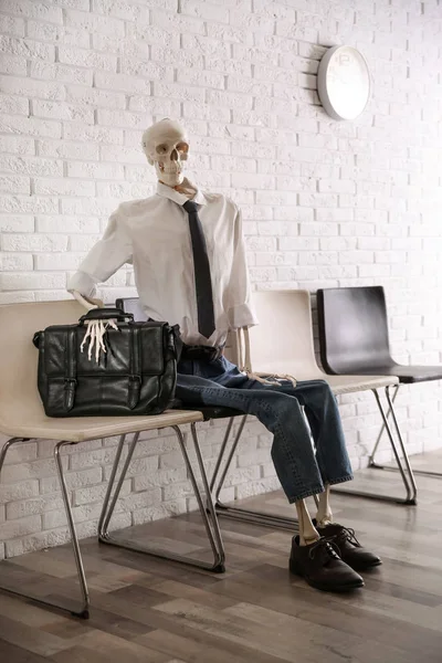 Esqueleto Humano Oficina Desgaste Sentado Silla Cerca Pared Ladrillo Interior —  Fotos de Stock