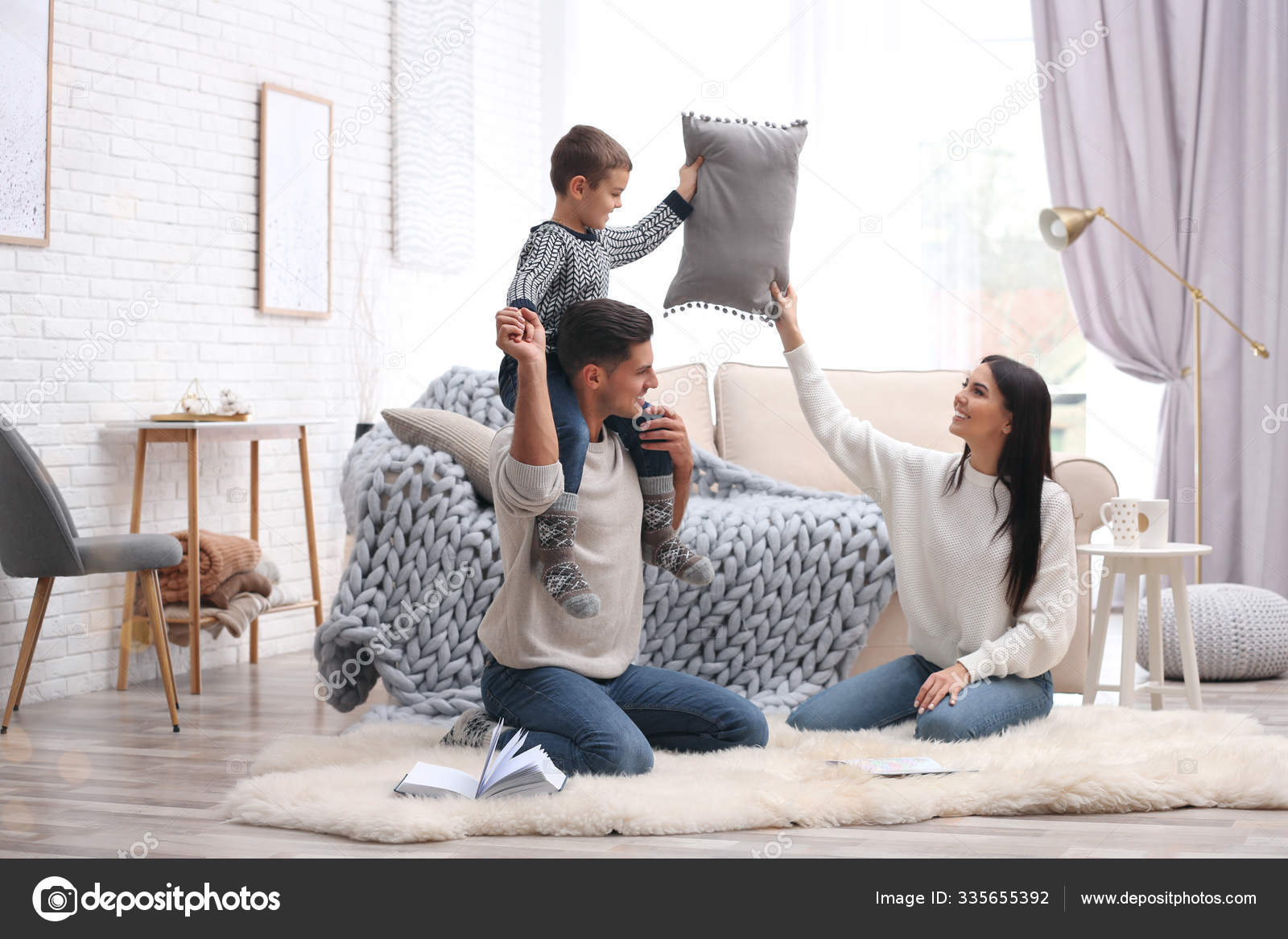 Una familia feliz con un hijo pequeño que se divierte en casa