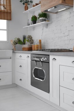 Yeni moda mobilyalarla dolu güzel bir mutfak.