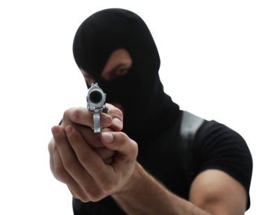 Beyaz arka planda silahı olan profesyonel bir katil.