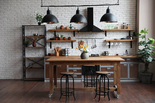 Bel intérieur de cuisine avec de nouveaux meubles élégants — Photo