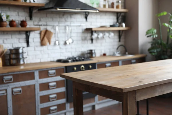 Pusty drewniany stół w pięknej kuchni. Projekt wnętrza — Zdjęcie stockowe