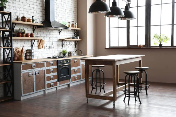 Красивый интерьер кухни с новой стильной мебелью — стоковое фото