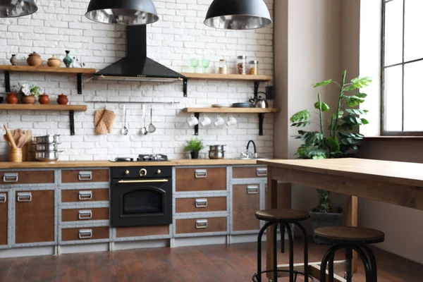 Belo interior de cozinha com nova mobília elegante — Fotografia de Stock