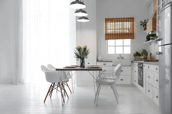 Krásný kuchyňský interiér s novým stylovým nábytkem — Stock fotografie