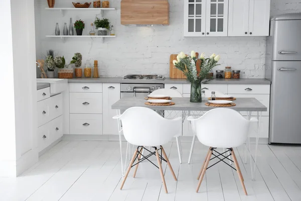 Hermoso interior de la cocina con muebles nuevos y elegantes — Foto de Stock