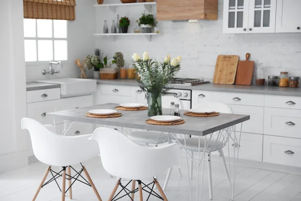 Bel intérieur de cuisine avec de nouveaux meubles élégants — Photo
