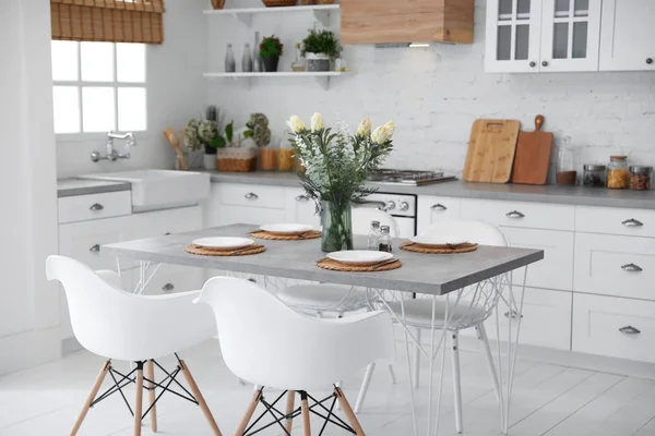 Hermoso interior de la cocina con muebles nuevos y elegantes — Foto de Stock