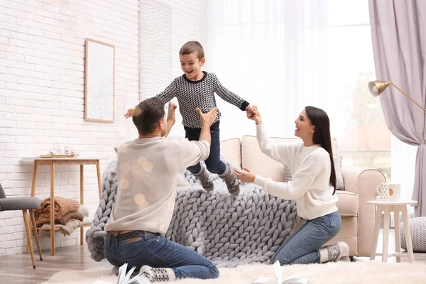 Gelukkige familie met kleine zoon die plezier heeft thuis. Wintervakantie — Stockfoto