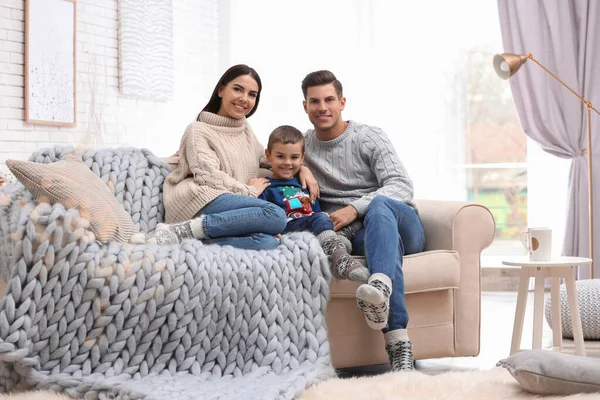 Glückliche Familie mit kleinem Sohn, die Zeit zusammen zu Hause verbringt. gewinnen — Stockfoto