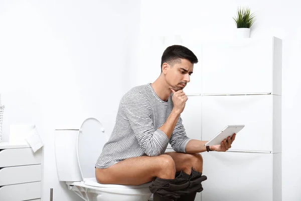 Homme Avec Tablette Assis Sur Bol Toilette Dans Salle Bain — Photo