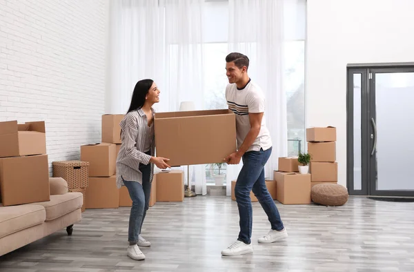 Gelukkig paar in kamer met kartonnen dozen op verhuisdag — Stockfoto