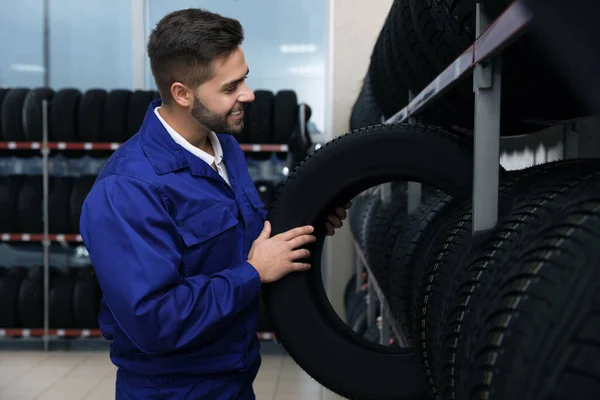 Mecânico Masculino Com Pneu Carro Loja Automóveis — Fotografia de Stock