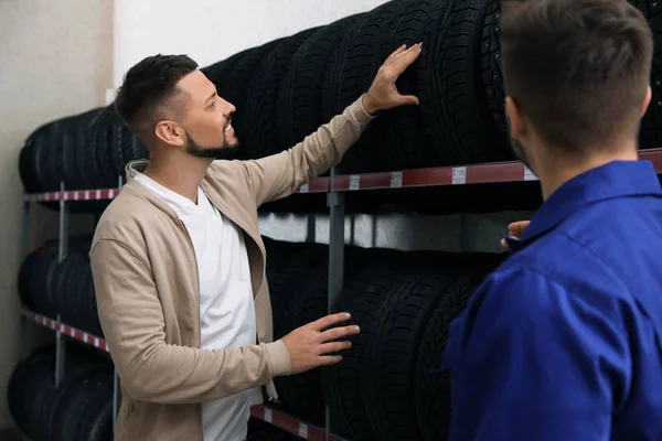 Mecânico Ajudando Cliente Escolher Pneu Carro Loja Automóveis — Fotografia de Stock