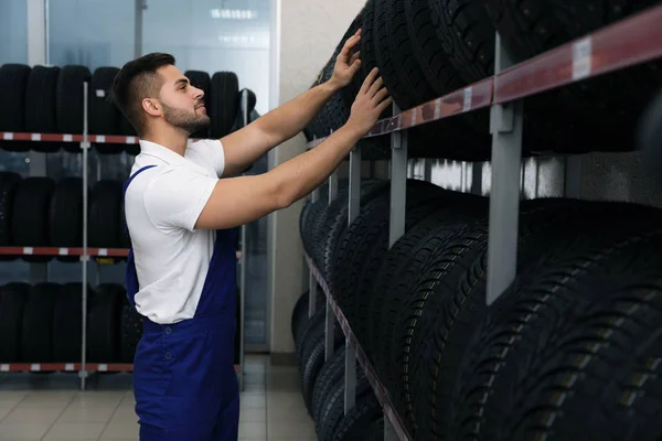 Male Mechanic Rack Car Tires Auto Store — ストック写真