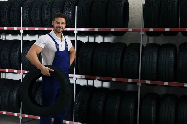 Mecânico Masculino Com Pneu Carro Loja Automóveis — Fotografia de Stock