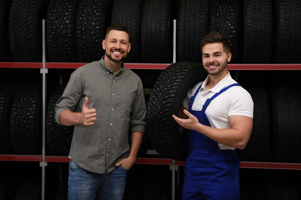Mechanic Helping Client Choose Car Tire Auto Store — 스톡 사진