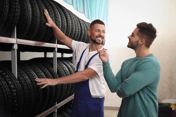 Mechanic Helping Client Choose Car Tire Auto Store — 스톡 사진