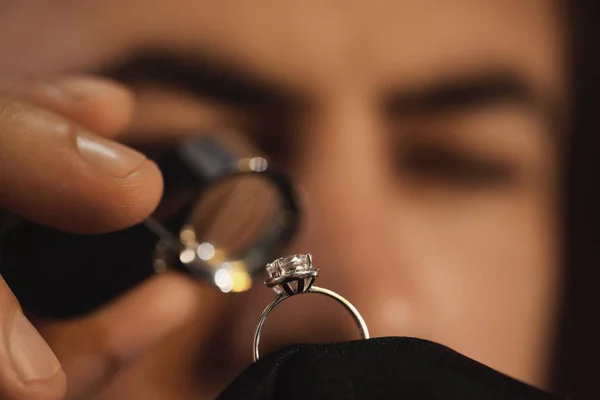 Juwelier Arbeitet Mit Ring Auf Verschwommenem Hintergrund Nahaufnahme — Stockfoto