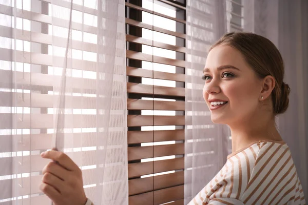 Mujer Cerca Ventana Con Hermosas Cortinas Casa — Foto de Stock