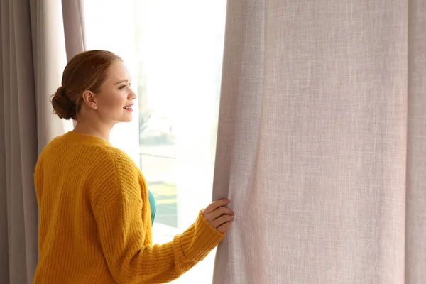 Mujer Abriendo Cortinas Ventana Casa Por Mañana Espacio Para Texto — Foto de Stock