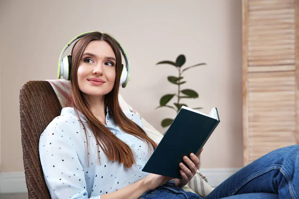 Γυναίκα ακούγοντας audiobook στην καρέκλα στο σπίτι — Φωτογραφία Αρχείου