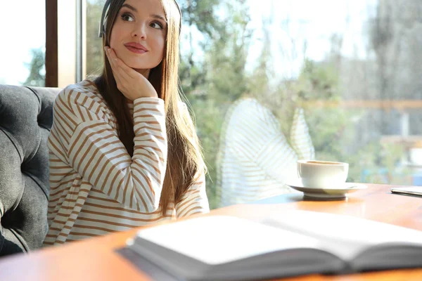 Mujer Escuchando Audiolibro Mesa Cafetería — Foto de Stock