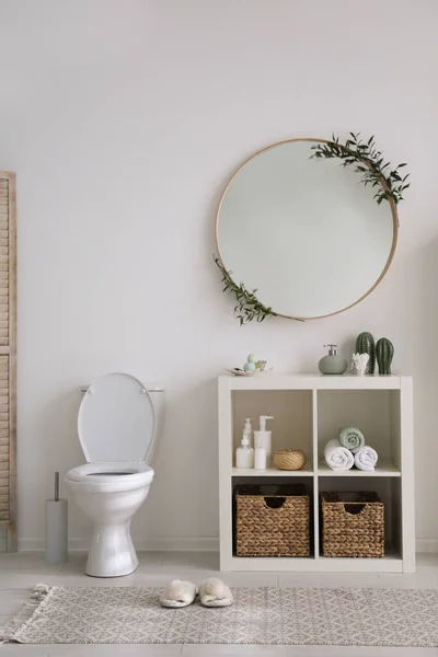 Interior of modern bathroom with round mirror — Stock Photo, Image