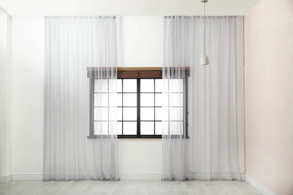 Jendela Dengan Tirai Yang Indah Dan Tirai Terbuka Ruang Kosong — Stok Foto